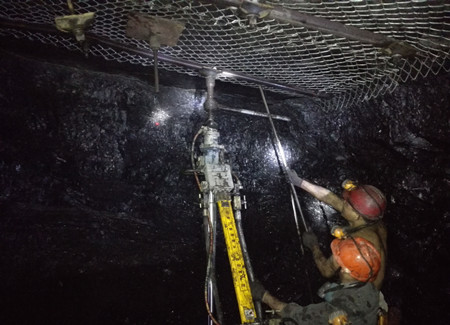 煤矿井下使用墨隆液压锚杆钻机实拍实拍图